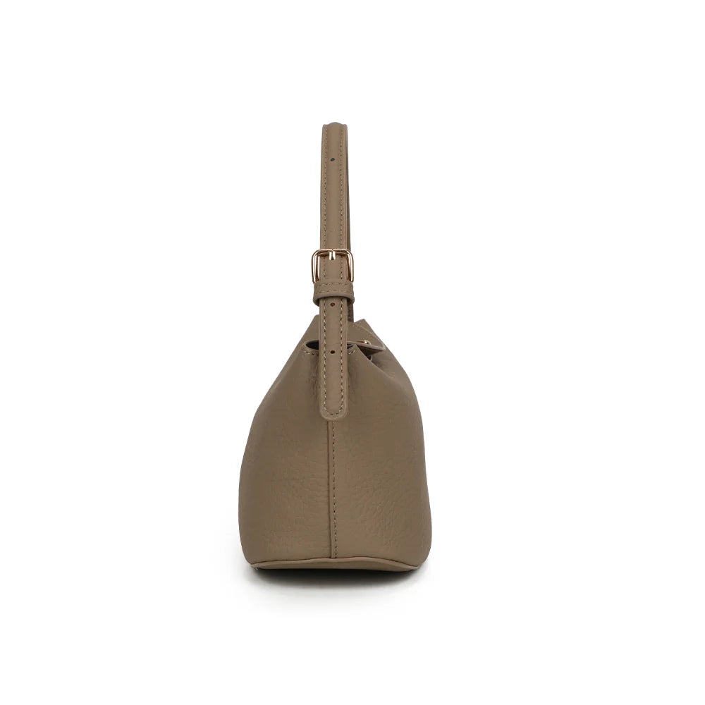 Profil du Mélaris taupe foncé : format compact de 11 cm de profondeur et anneau doré pour la bandoulière – réf. A-9182
