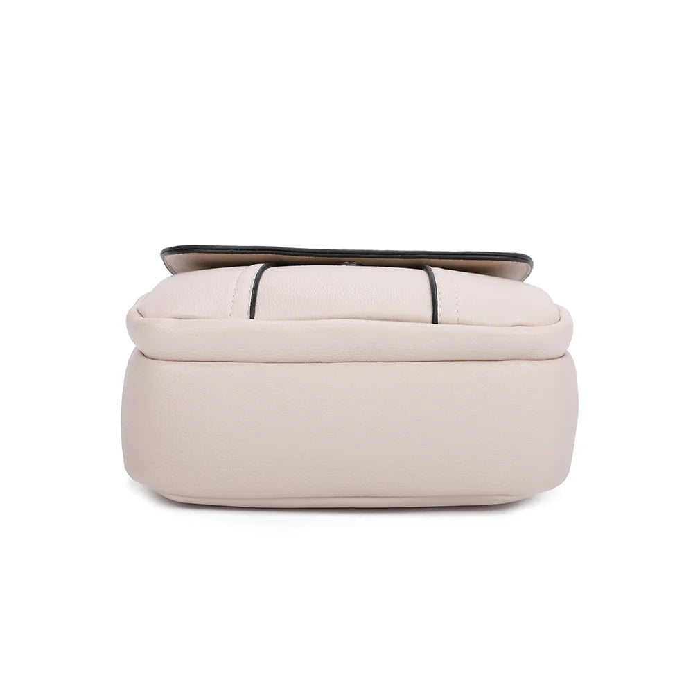 Dessous du sac Le Mélina beige, finition soignée en synthétique à la texture lisse – réf. KJ-62004