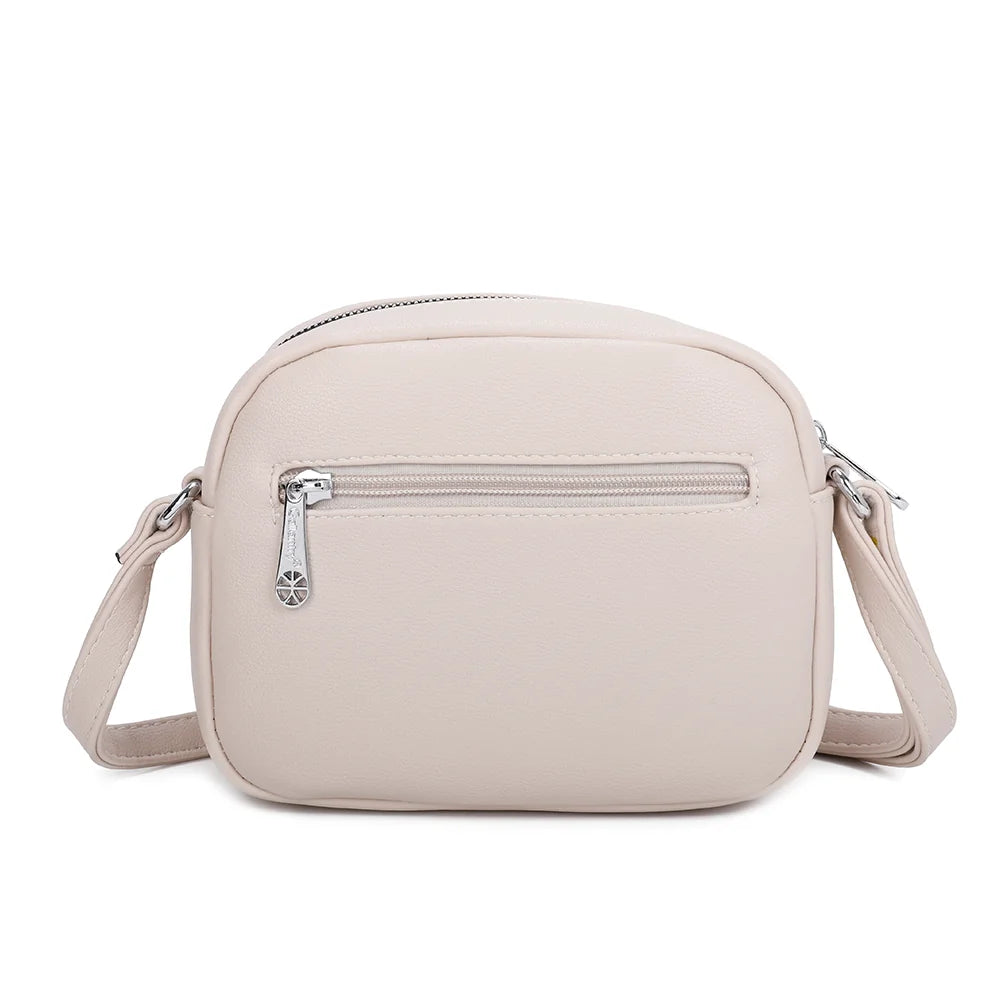 Le Mélina beige vu de dos : dos épuré en synthétique lisse et attaches de la bandoulière – réf. KJ-62004
