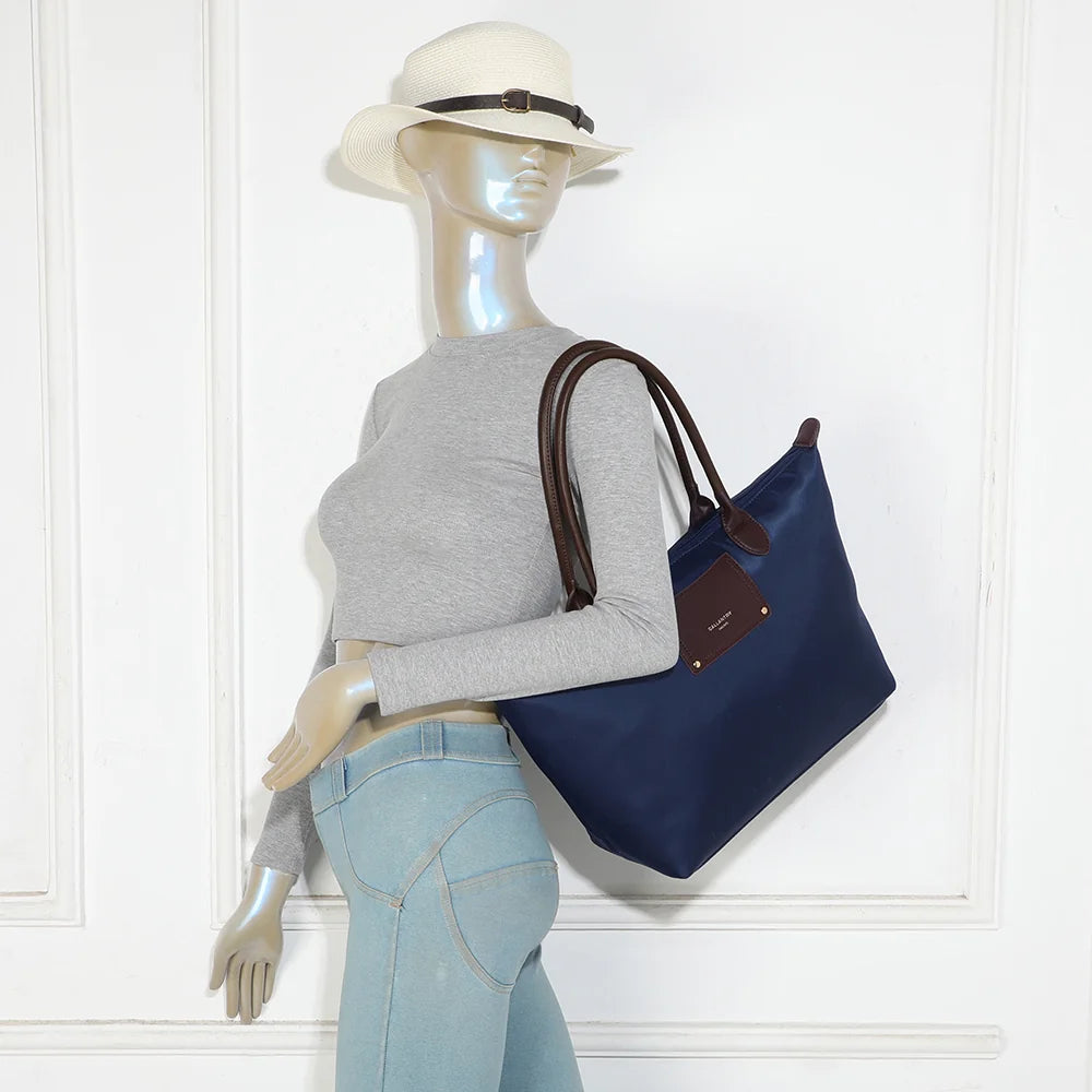 Sac cabas femme Le Meralis bleu foncé porté à l’épaule grâce à ses longues anses marron – réf. Z-06-1