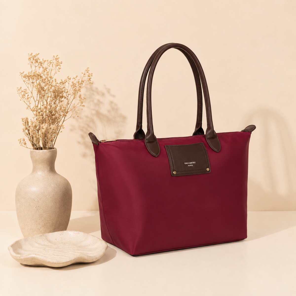 Sac cabas Le Meralis bordeaux dans un décor d’ambiance – visuel d’ambiance créé avec l’IA – Gallantry Paris