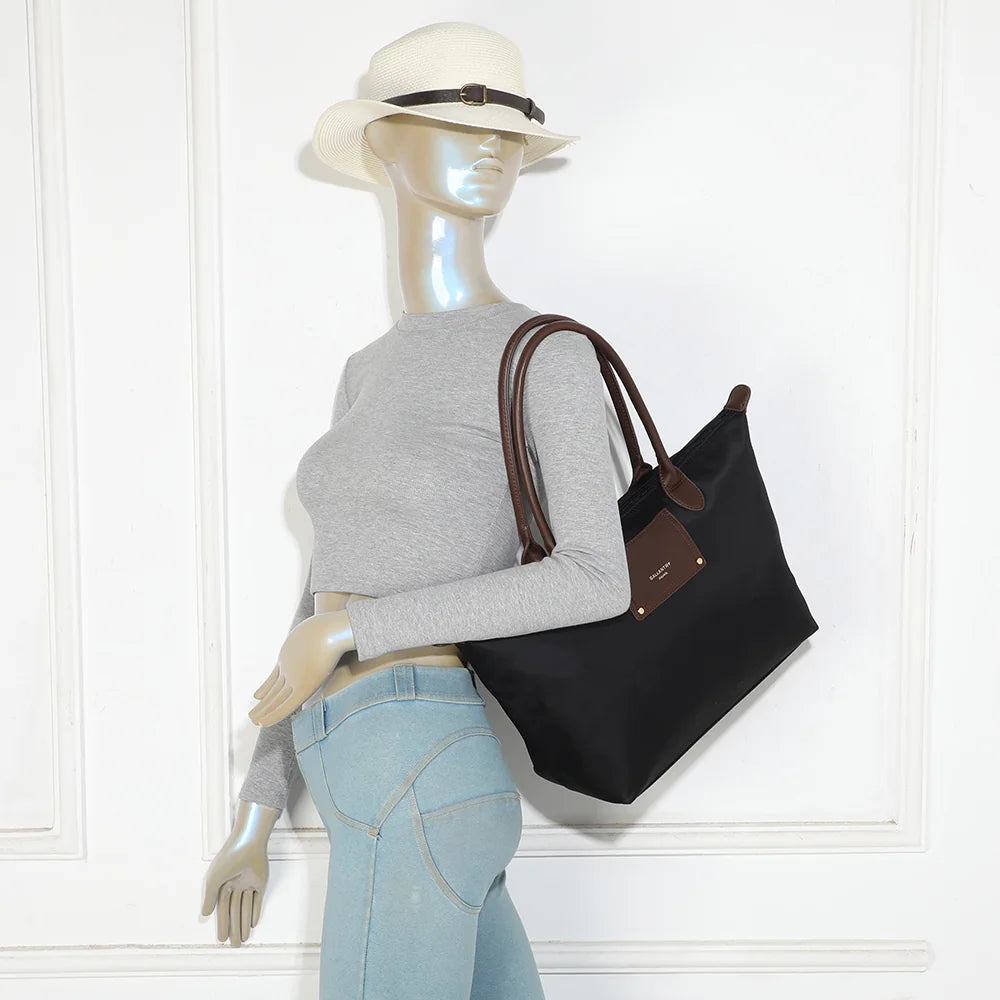 Sac cabas femme Le Meralis noir porté à l’épaule grâce à ses longues anses marron – réf. Z-06-1