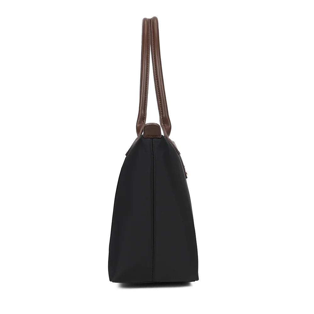 Profil du Le Meralis noir : 15 cm de profondeur et pattes marron aux extrémités du zip – réf. Z-06-1