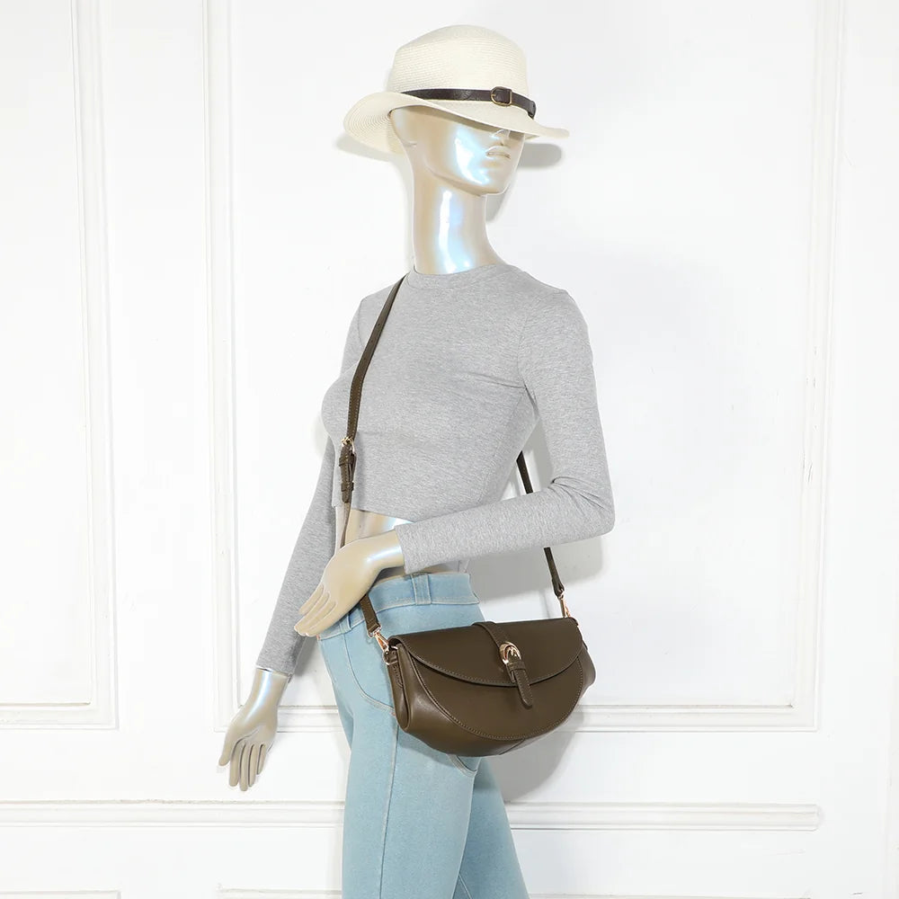 Sac Le Merlot vert foncé porté femme, bandoulière ajustable à l’épaule ou en travers du corps – réf. KJ-62107