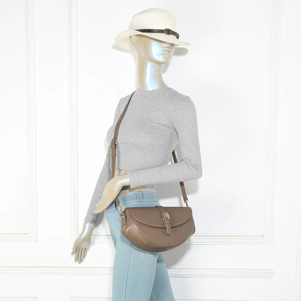 Sac Le Merlot taupe foncé porté femme, bandoulière ajustable à l’épaule ou en travers du corps – réf. KJ-62107