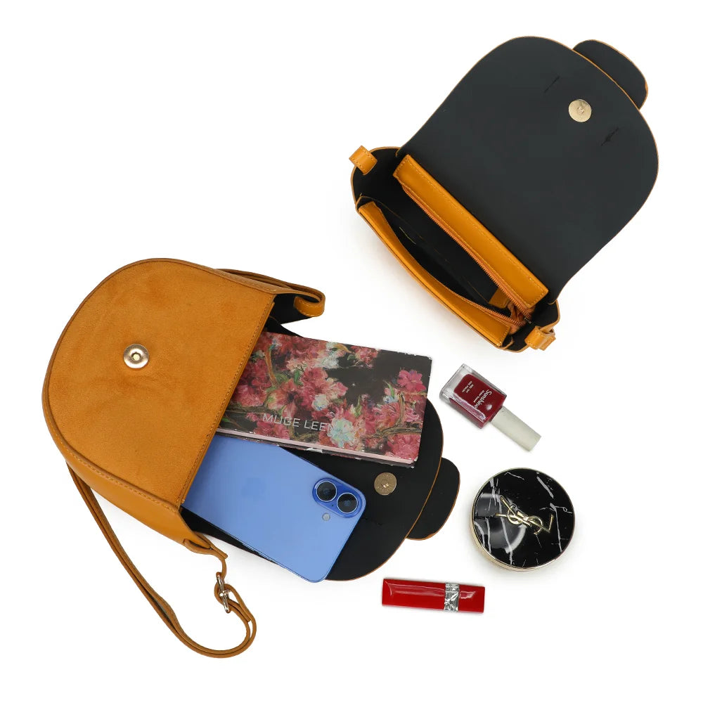 Intérieur du Mielia jaune foncé : bouton-pression doré, poche zippée, téléphone et rouge à lèvres – réf. DQ-8665-1