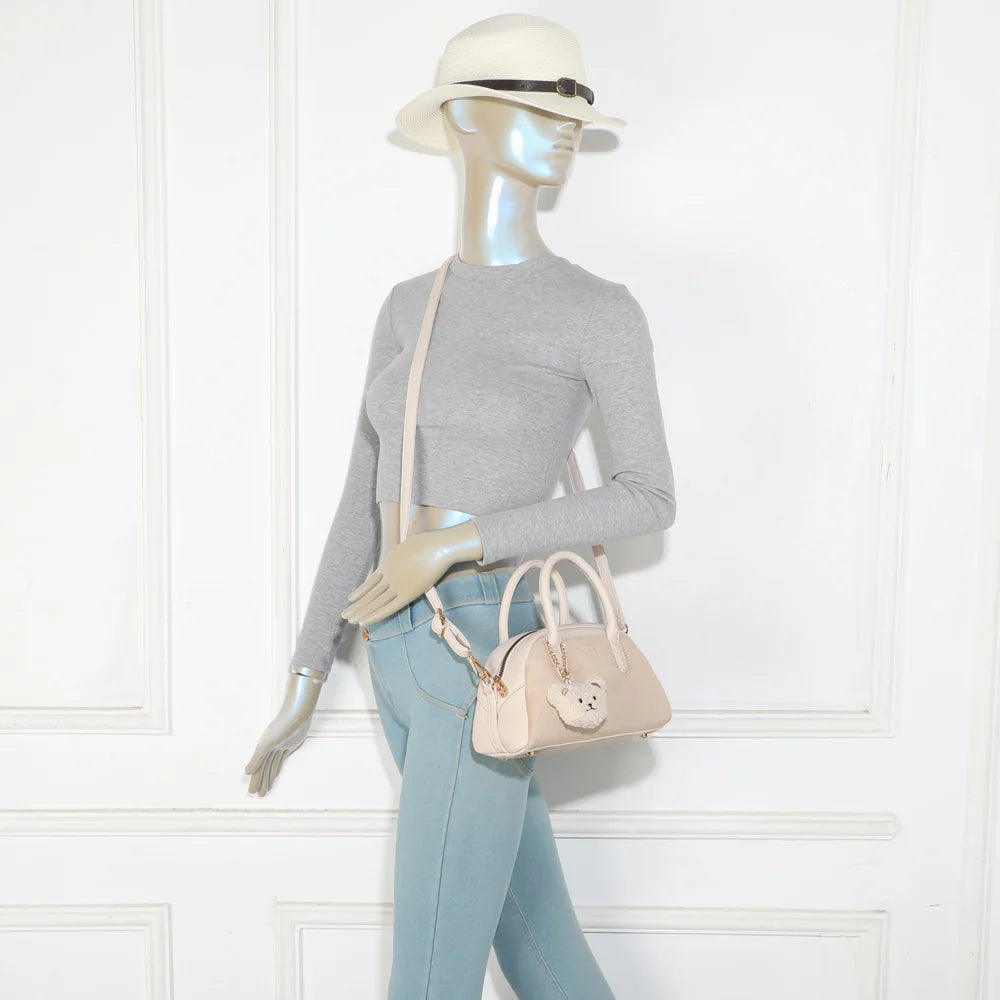 Le Mistral beige porté par une femme, à la main ou avec sa bandoulière ajustable et amovible – réf. R-2070