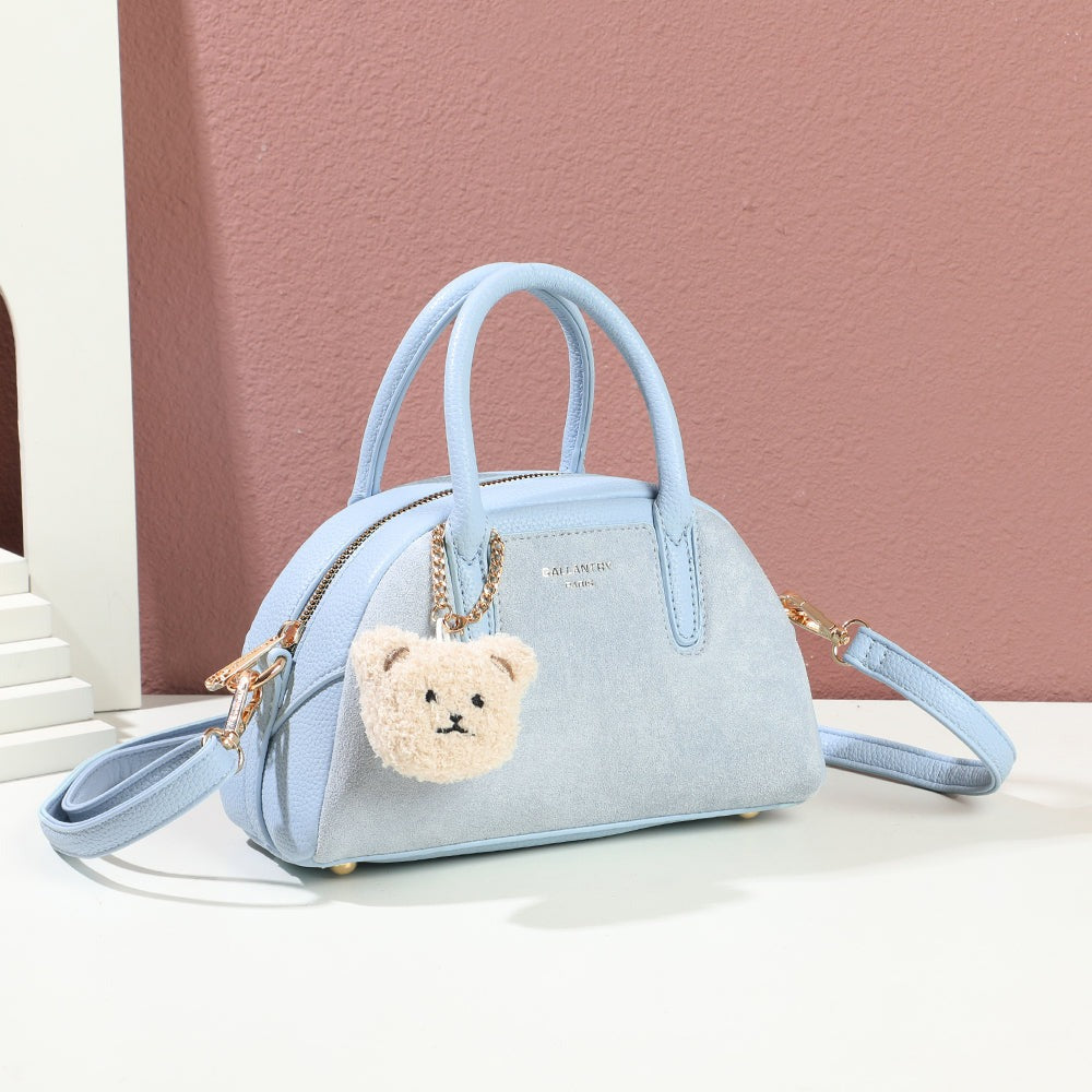Sac à main Le Mistral bleu clair mis en scène dans un décor – visuel d'ambiance créé avec l'IA – Gallantry Paris