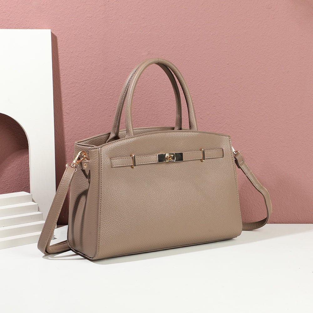 Sac à main Le Monceau taupe foncé posé dans un décor intérieur – visuel d'ambiance créé avec l'IA – Gallantry Paris
