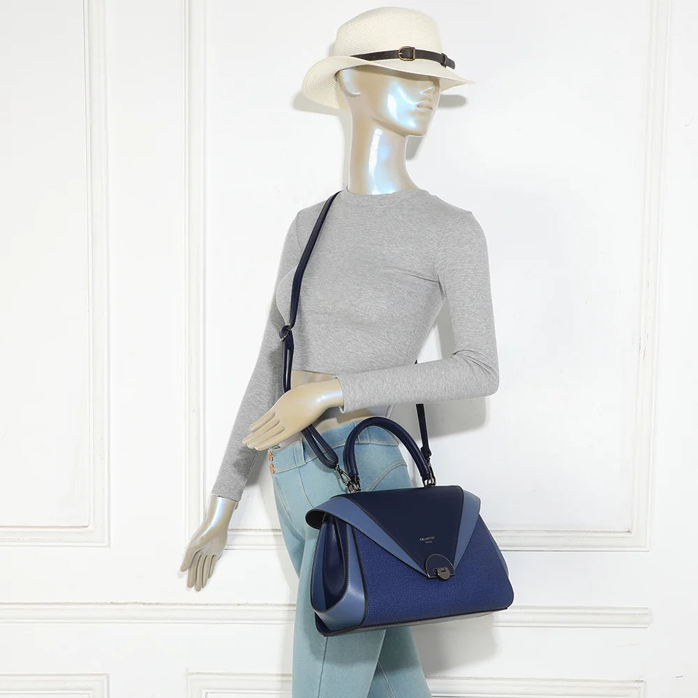 Le Montalto bleu foncé porté par une femme, à la main ou avec sa bandoulière amovible – réf. LS-76006