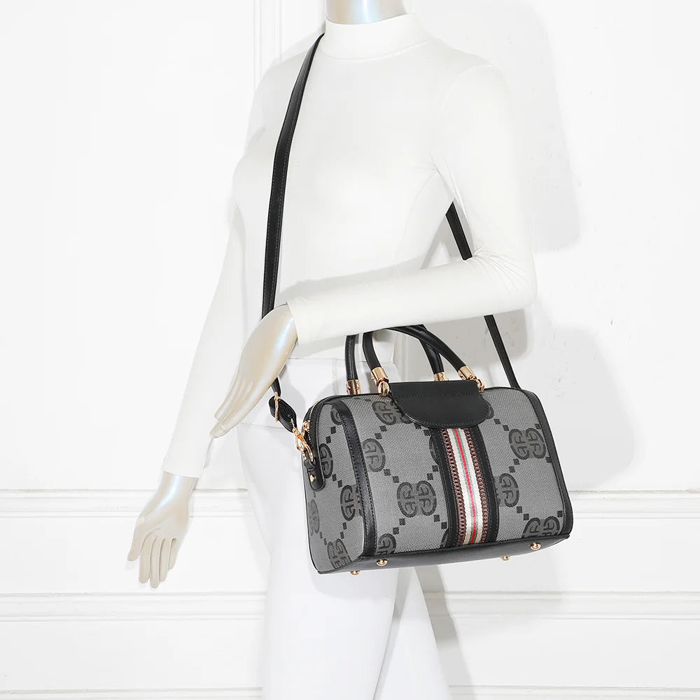 Sac à main femme Le Montieri noir porté, à la main par ses anses ou en bandoulière – réf. M-9364-20