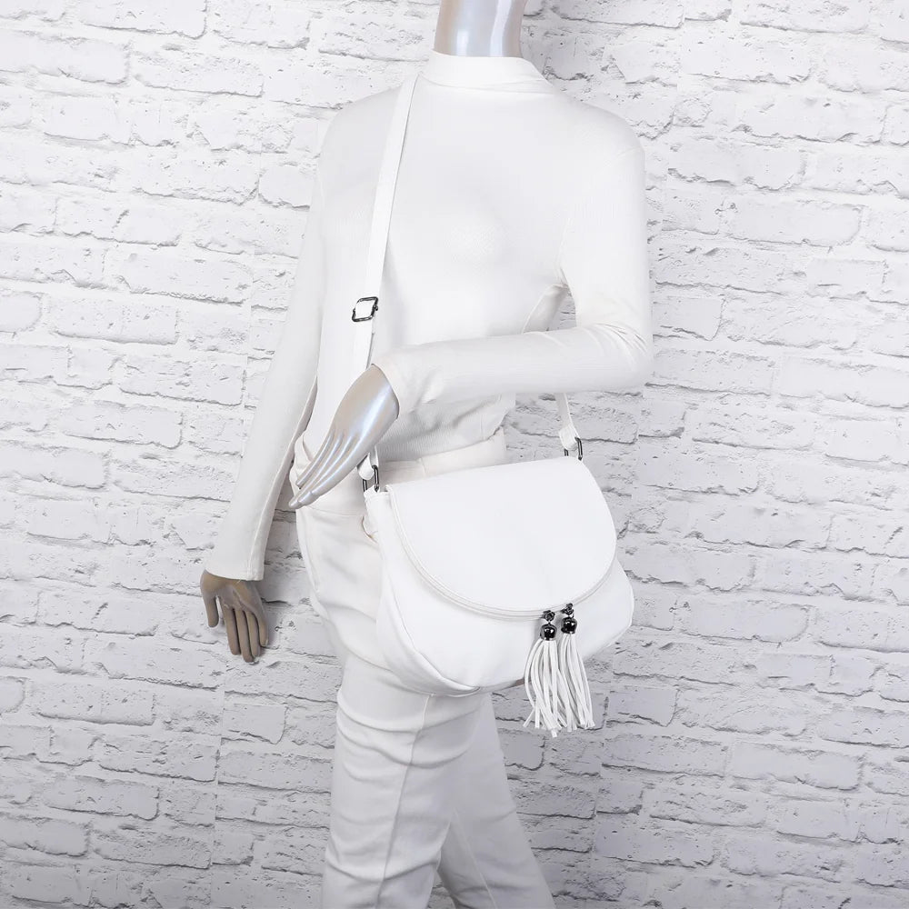 Sac bandoulière femme Le Naël blanc porté à l’épaule, rabat arrondi et pompons assortis – réf. HJ-304A