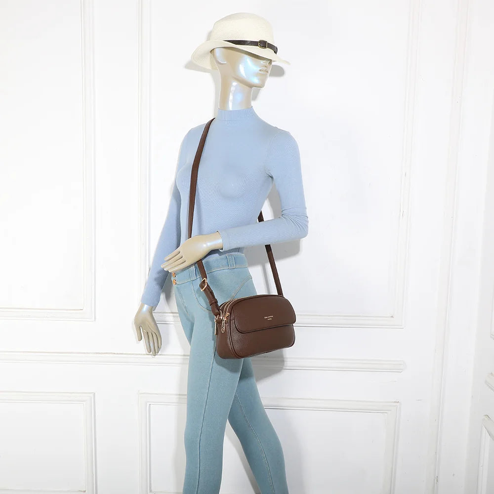 Sac bandoulière femme Le Naëlia café porté à l’épaule, bandoulière réglable ajustée – réf. A-9137-1