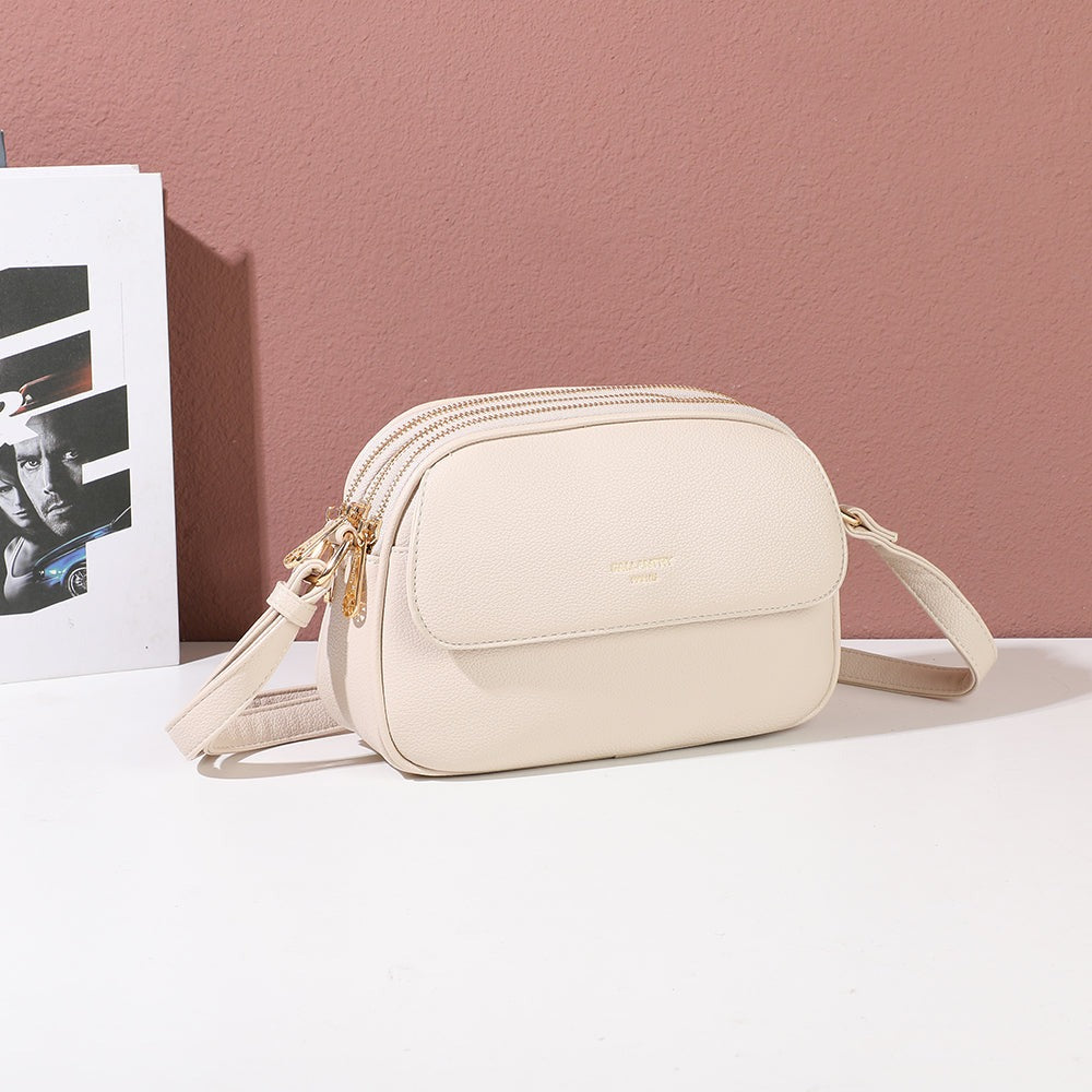 Sac bandoulière femme Le Naëlia beige en simili cuir grainé posé dans un décor – visuel d’ambiance créé avec l’IA – Gallantry Paris