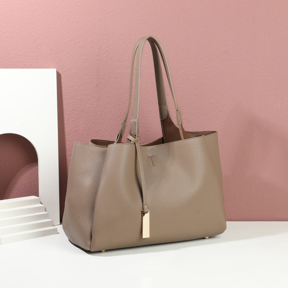 Sac cabas Le Noham taupe foncé mis en scène dans un décor d’intérieur – visuel d’ambiance créé avec l’IA – Gallantry Paris