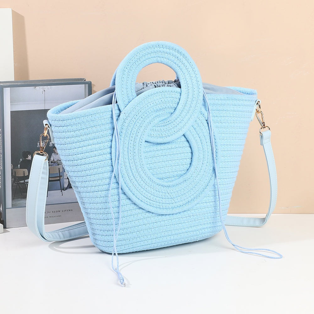 Sac Le Ondina bleu en corde tressée dans un décor estival – visuel d’ambiance créé avec l’IA – Gallantry Paris