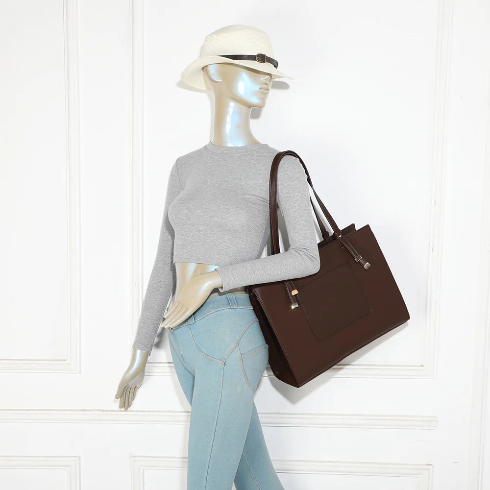 Sac cabas Le Orsay café porté à l’épaule par une femme grâce à ses longues anses de 28 cm – réf. R-2081