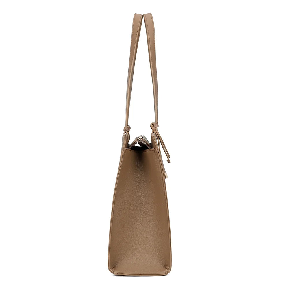 Profil du cabas Le Orsay taupe foncé : une ligne structurée et 13 cm de profondeur pour les essentiels – réf. R-2081