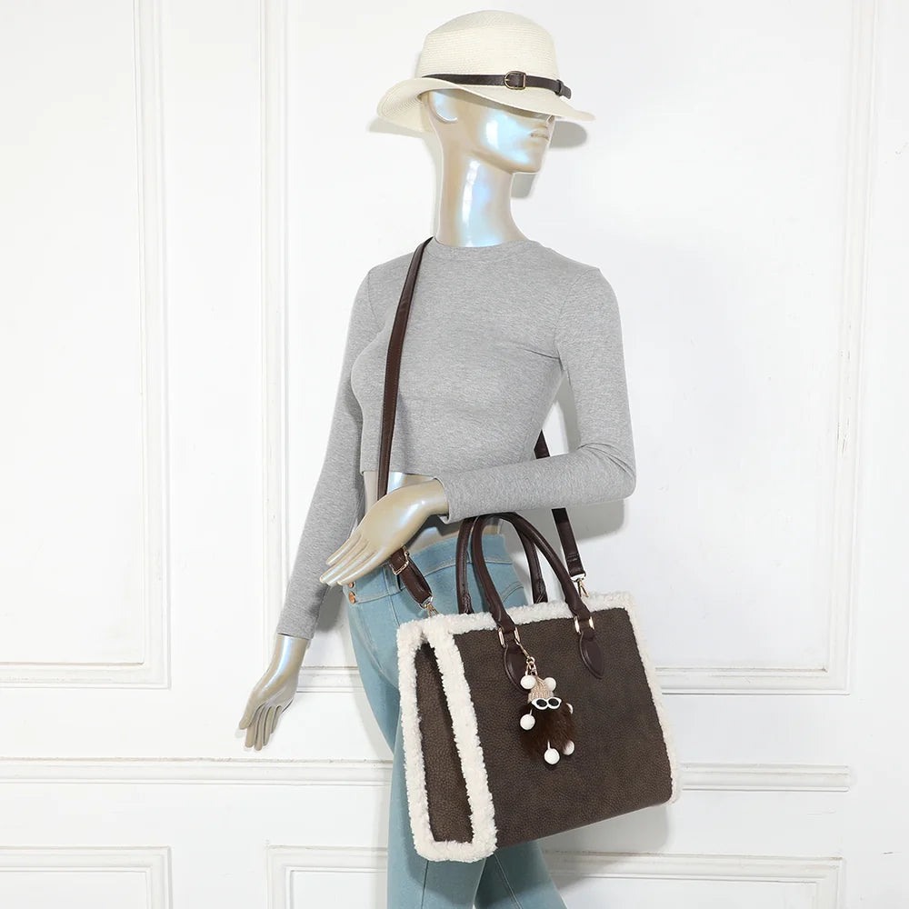 Sac à main femme Le Oural café porté à la main, bijou de sac pompon fantaisie – réf. A-9183