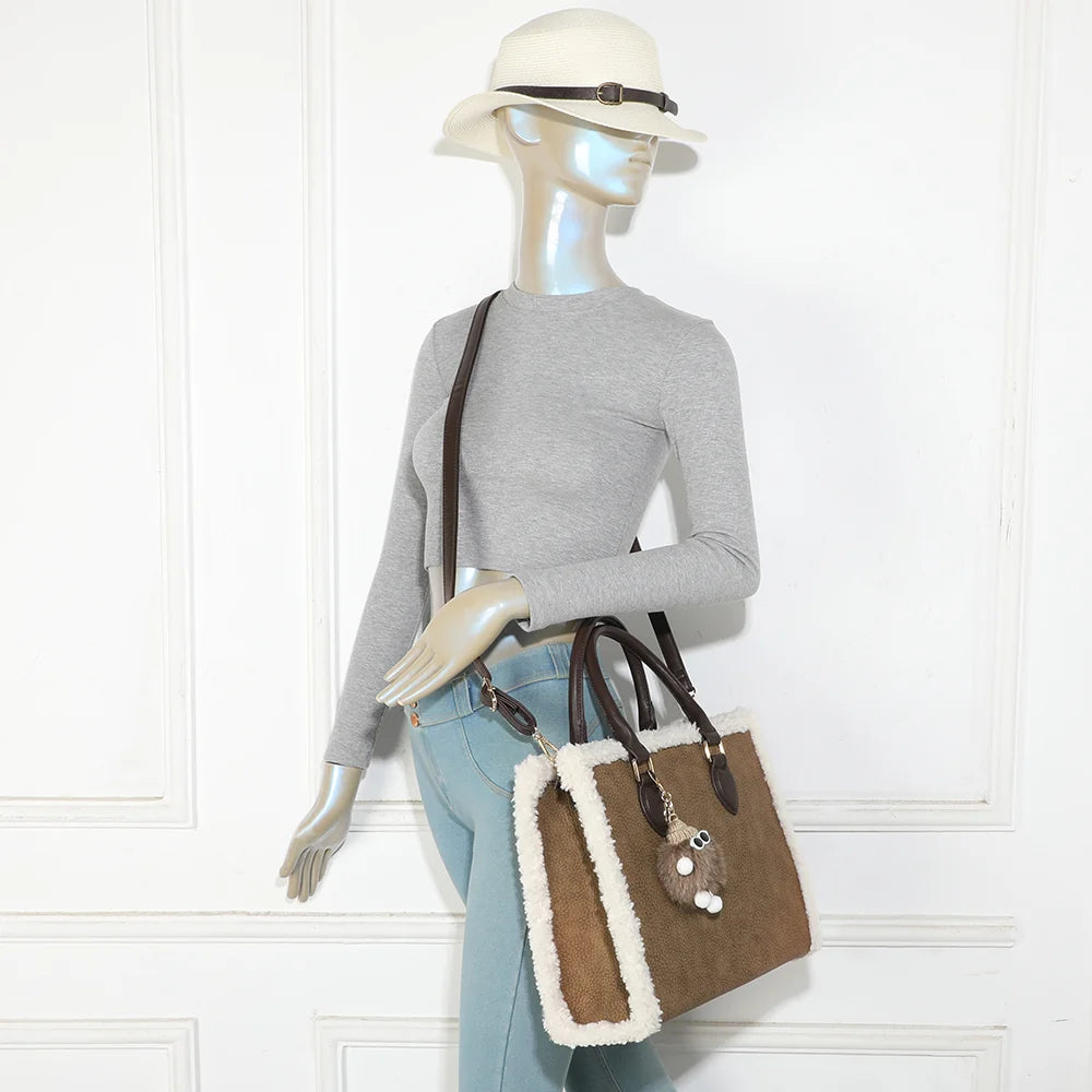 Sac à main femme Le Oural taupe foncé porté à la main, bijou de sac pompon fantaisie – réf. A-9183