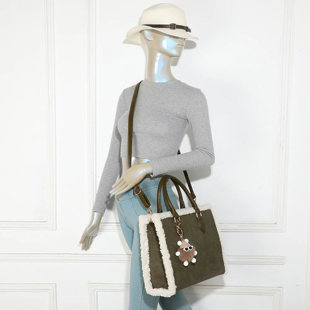 Sac à main femme Le Oural vert foncé porté à la main, bijou de sac pompon fantaisie – réf. A-9183
