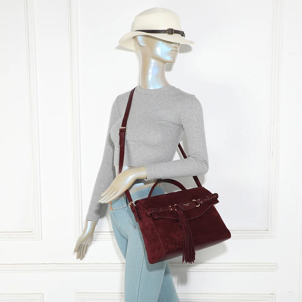 Le Paloma bordeaux porté par une femme, à la main ou en bandoulière réglable – réf. M-9462