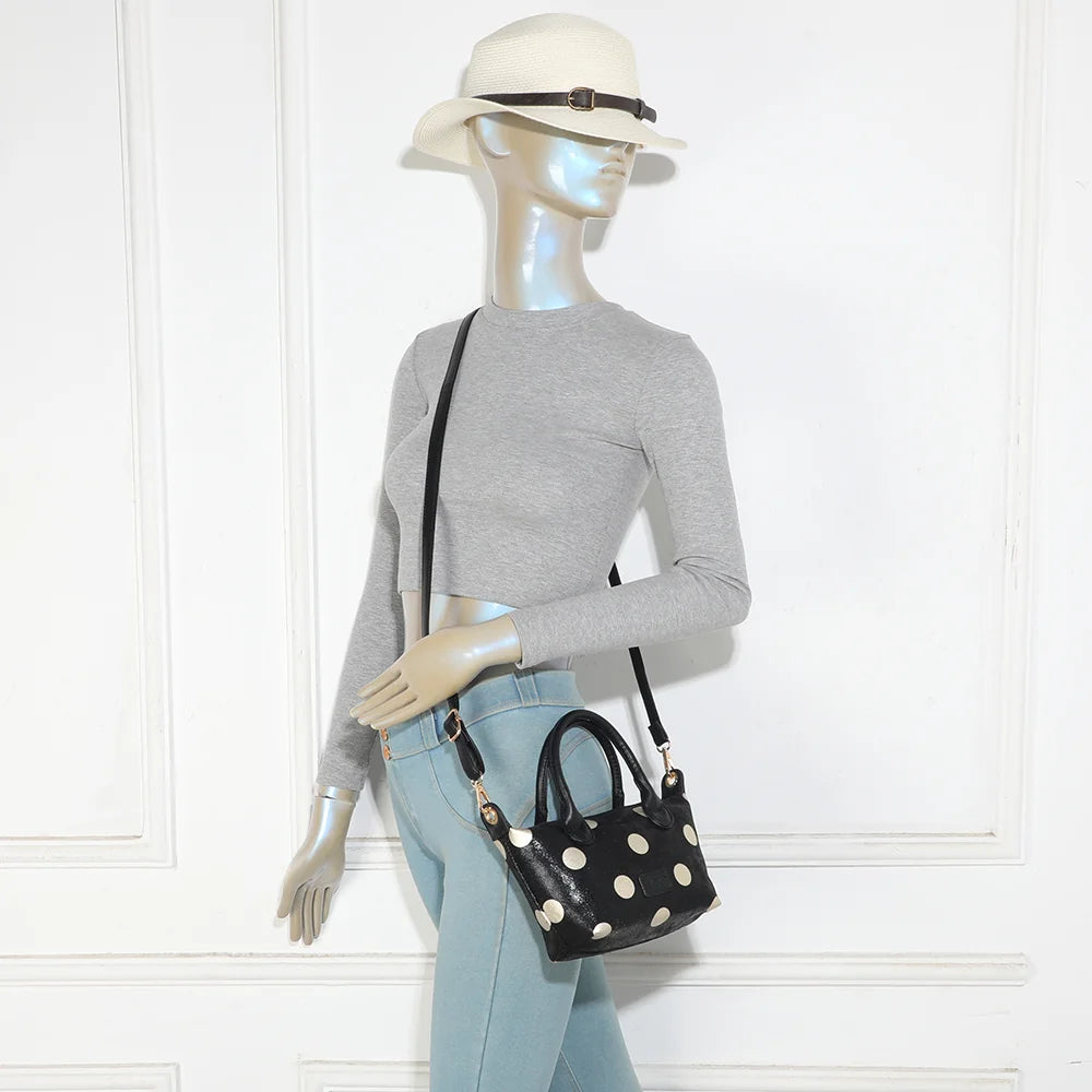 Petit sac à main Le Polka noir porté par une femme, à la main ou avec sa bandoulière amovible – réf. Z-05-10