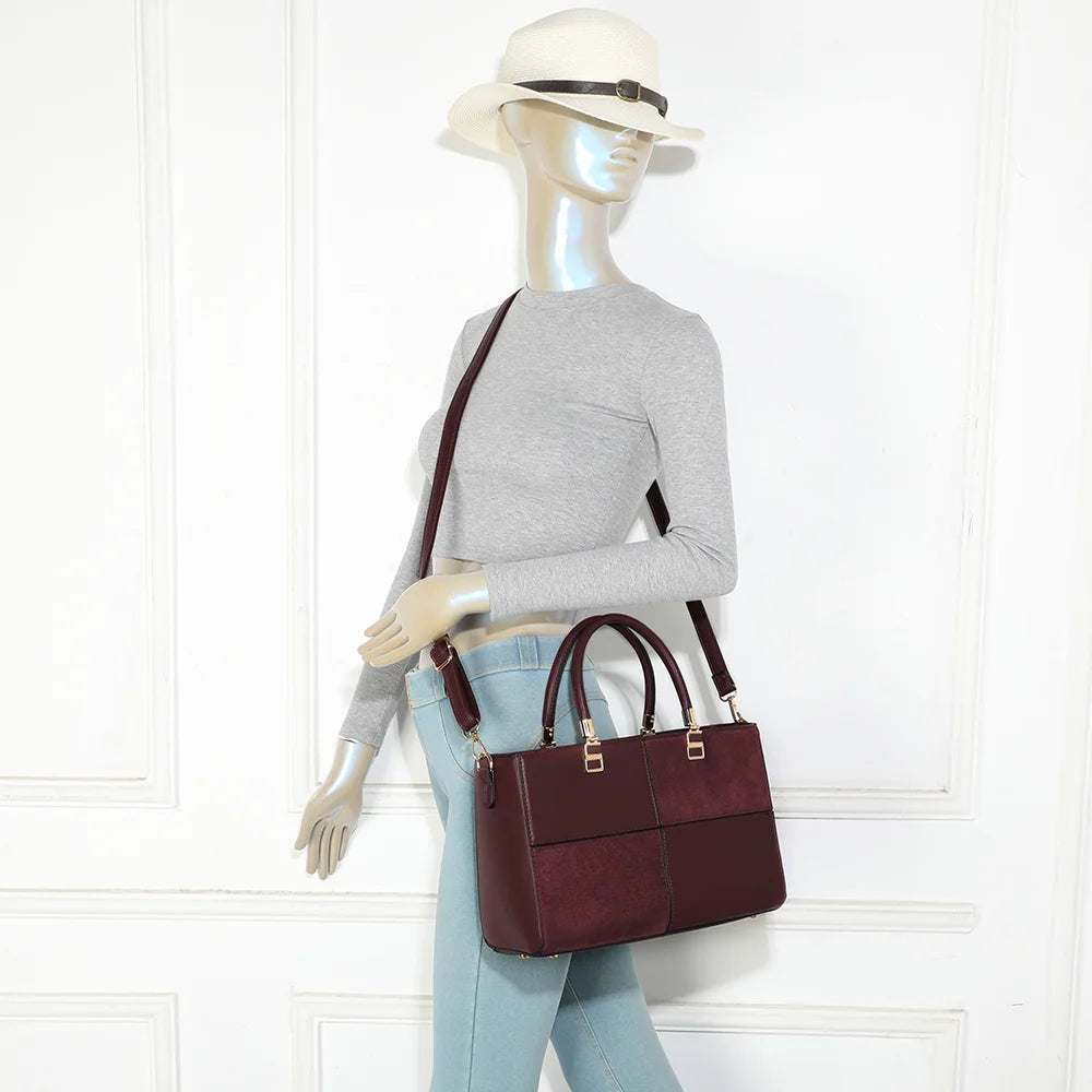 Sac à main Le Quadrille bordeaux porté par une femme, à la main ou à l’épaule avec sa bandoulière – réf. A-9172