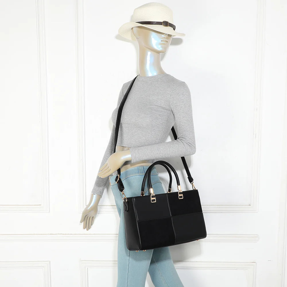 Sac à main Le Quadrille noir porté par une femme, à la main ou à l’épaule avec sa bandoulière – réf. A-9172