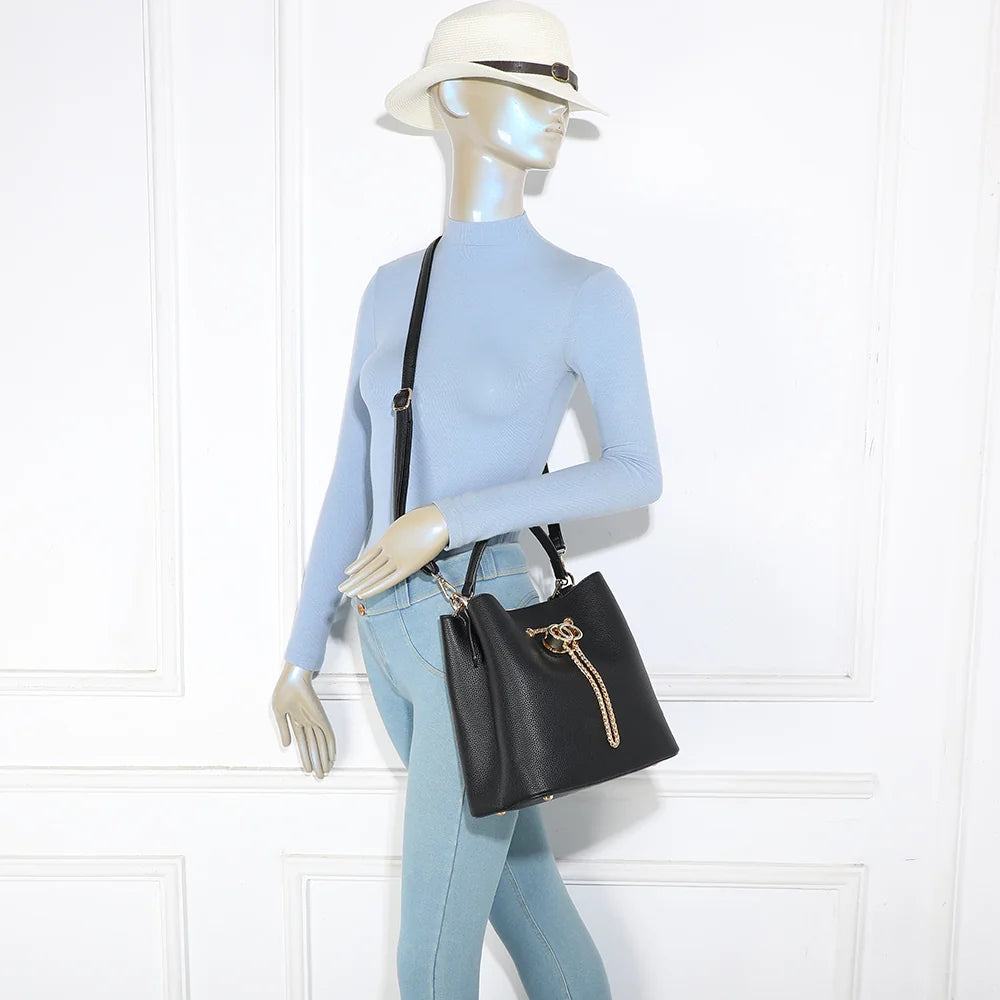 Sac seau femme Le Régent noir porté, poignée à la main ou longue bandoulière à l’épaule – réf. G-7505-1