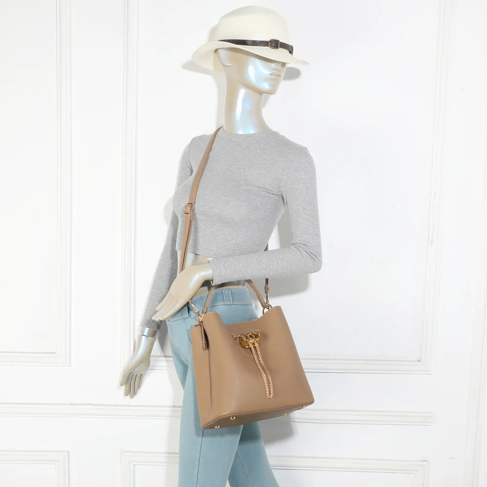 Sac seau femme Le Régent taupe foncé porté, poignée à la main ou longue bandoulière à l’épaule – réf. G-7505-1