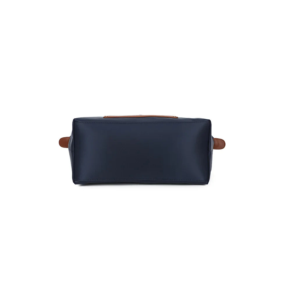 Dessous du sac Le Roseau bleu foncé, vue de la base en tissu synthétique lisse – réf. Z-02-1