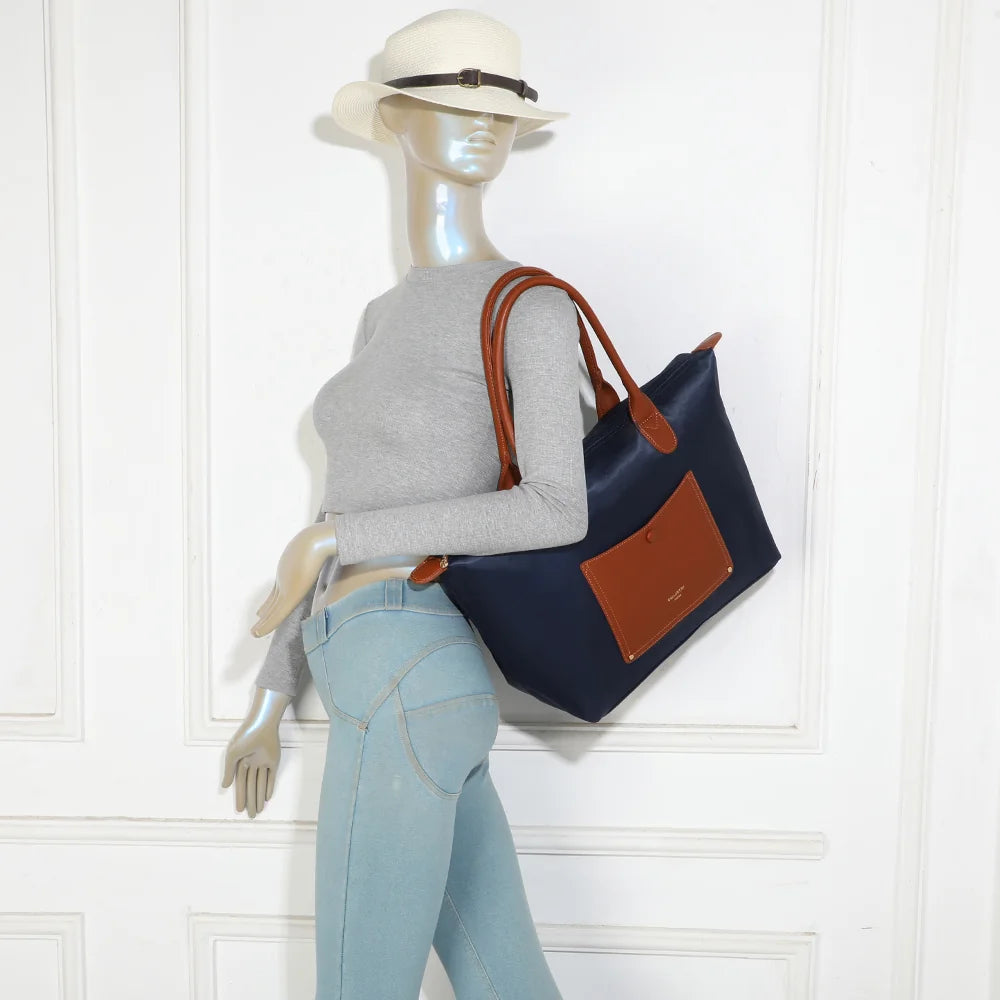 Sac cabas femme Le Roseau bleu foncé porté à l’épaule grâce à ses longues anses marron – réf. Z-02-1