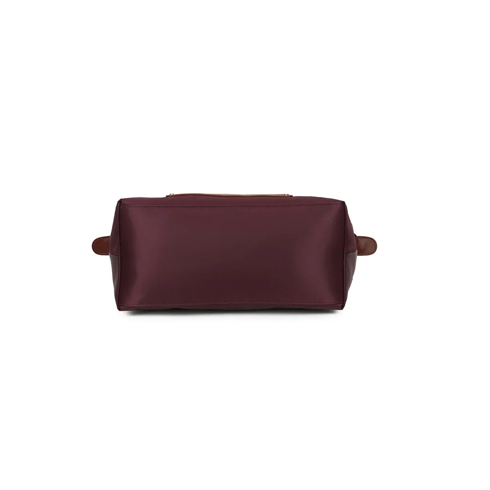 Dessous du sac Le Roseau bordeaux, vue de la base en tissu synthétique lisse – réf. Z-02-1