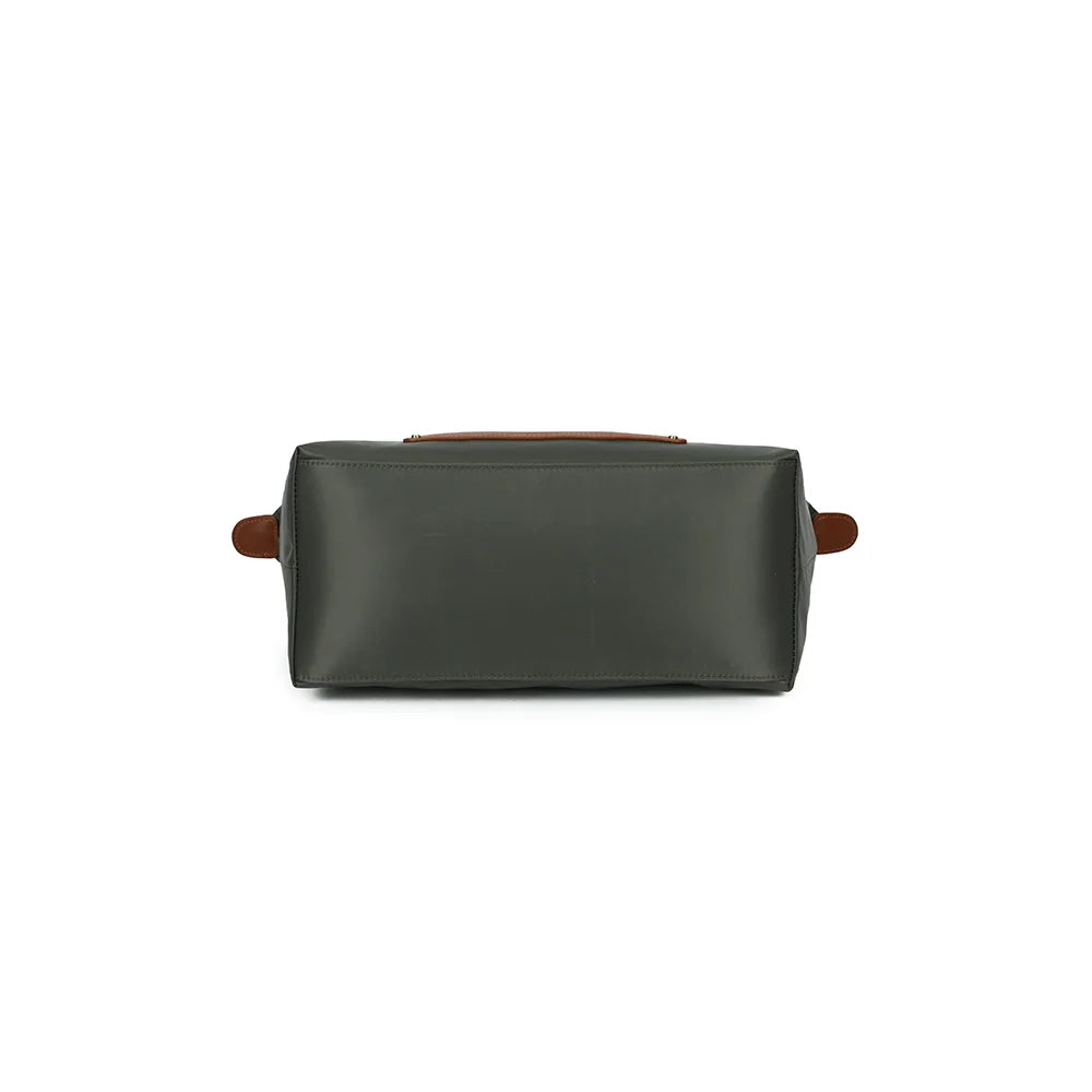 Dessous du sac Le Roseau vert foncé, vue de la base en tissu synthétique lisse – réf. Z-02-1