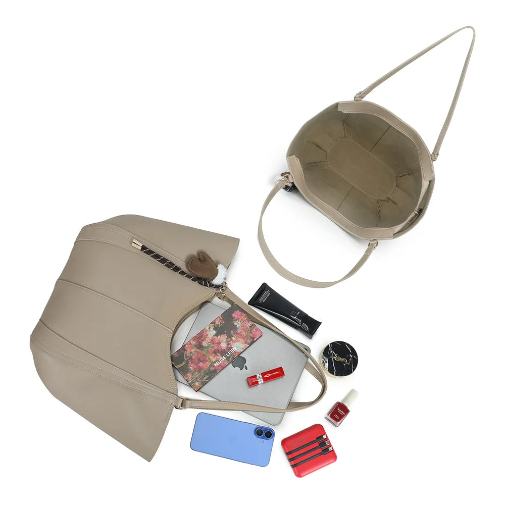 Intérieur du Le Rubino taupe : grand compartiment qui accueille tablette, téléphone et trousse – réf. KJ-62099