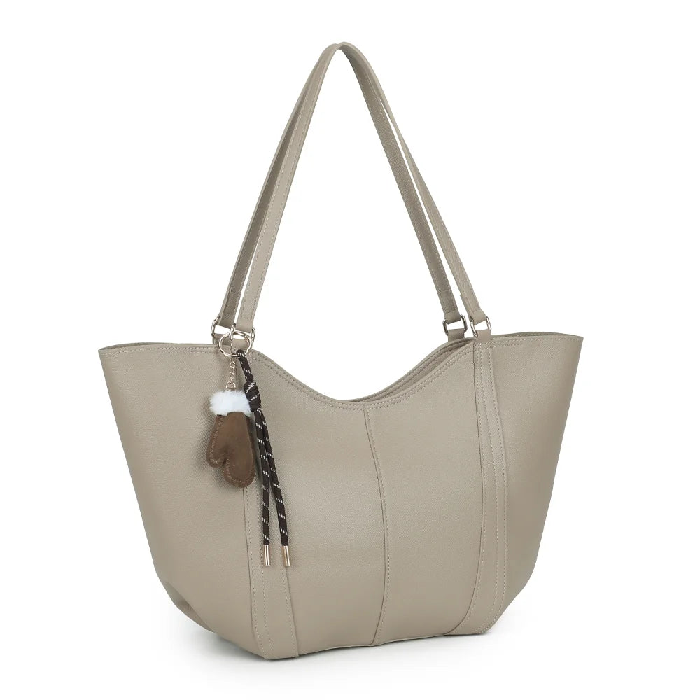Le Rubino taupe de trois quarts : silhouette évasée et coutures verticales, porté à l’épaule – réf. KJ-62099