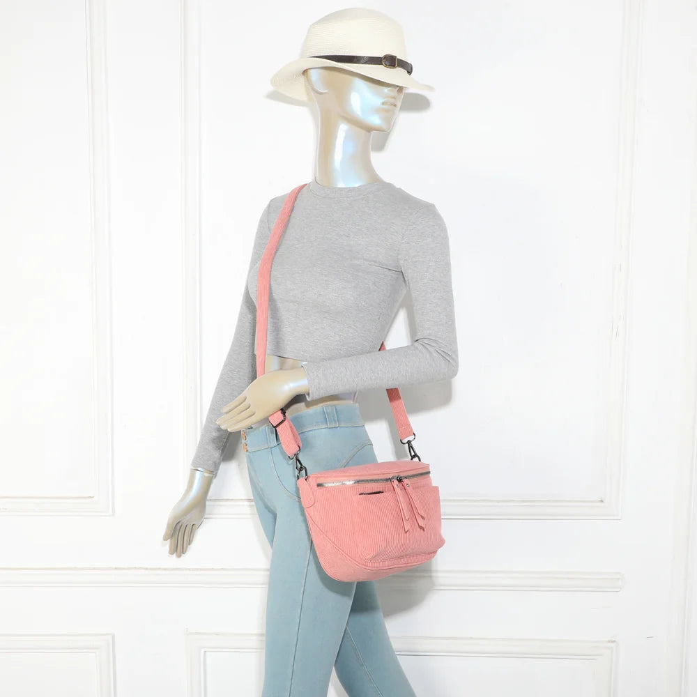 Sac banane femme Le Sacha rose foncé porté en bandoulière, format compact et mains libres – réf. Z-83047-7
