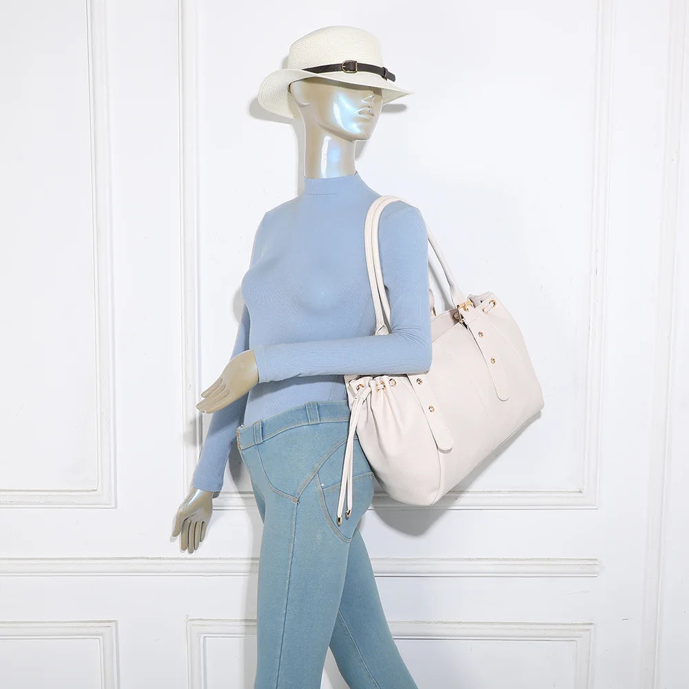 Sac cabas femme Le Saint-Honoré beige porté à l’épaule grâce à ses deux longues anses – réf. R-62080-5-AIR