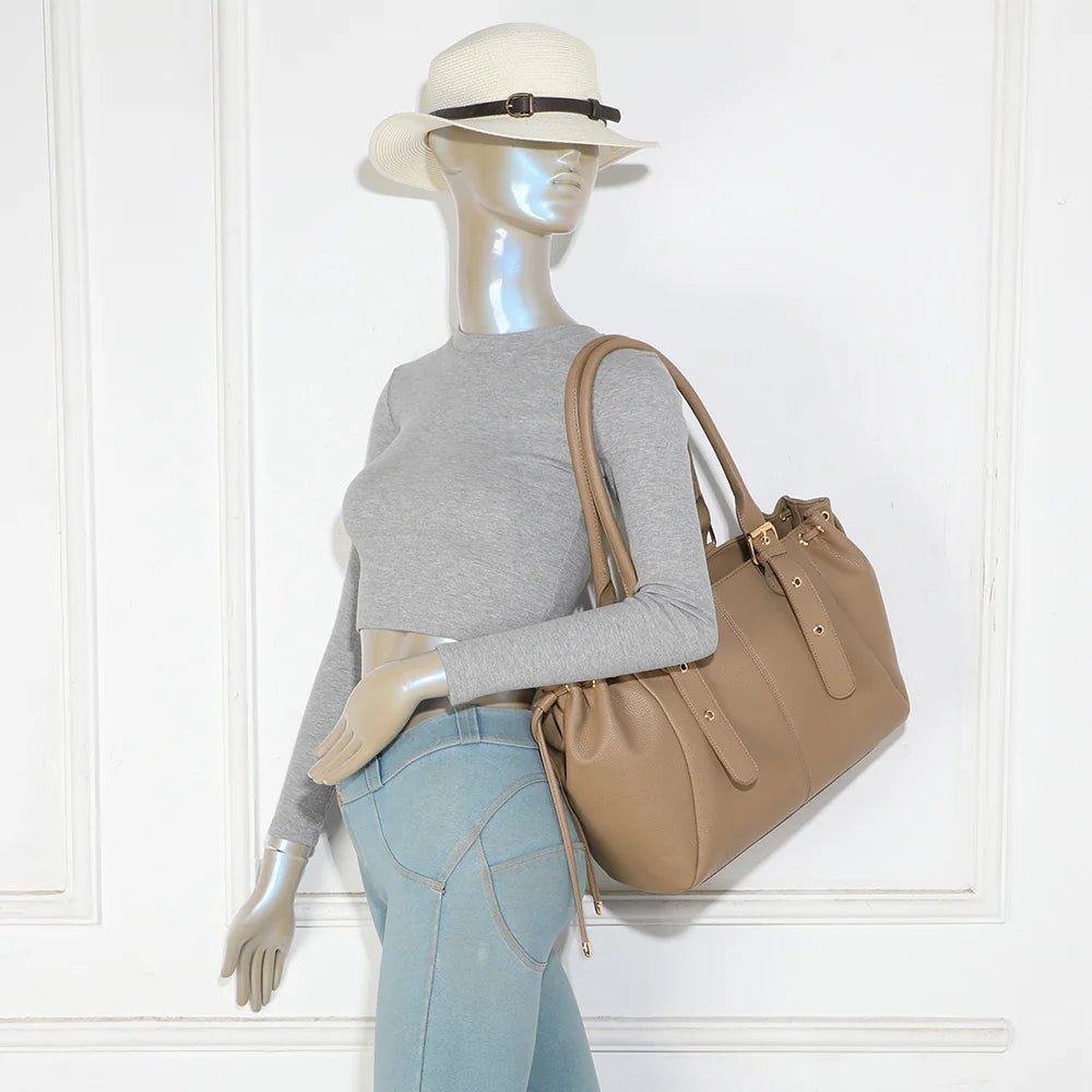 Sac cabas femme Le Saint-Honoré taupe foncé porté à l’épaule grâce à ses deux longues anses – réf. R-62080-5-AIR