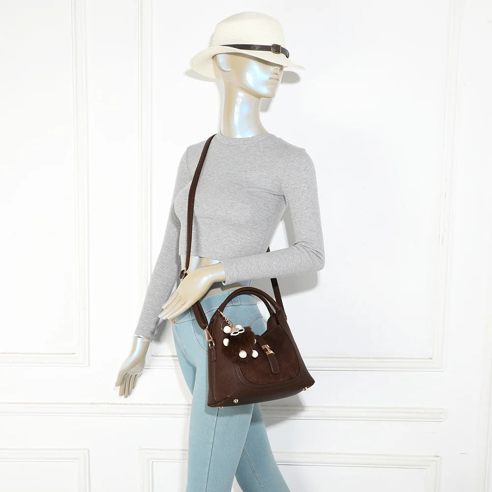 Sac à main femme Le Santal café porté à la main, format compact et pompon décoratif – réf. KJ-62089-1