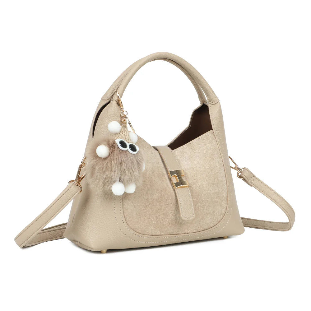 Le Santal taupe de trois quarts : silhouette arrondie, patte à fermoir doré et pompon décoratif – réf. KJ-62089-1