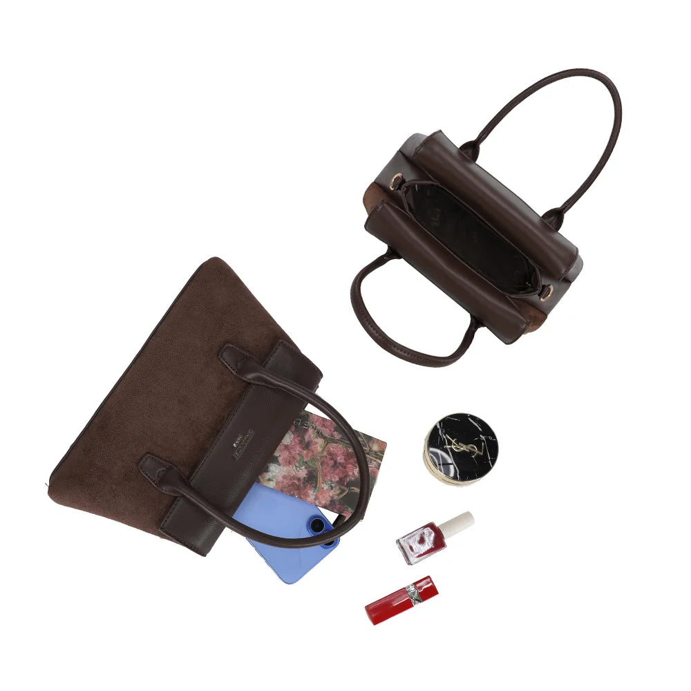 Le Ségur coffee ouvert : smartphone, petit carnet et essentiels beauté trouvent leur place – réf. A-9189