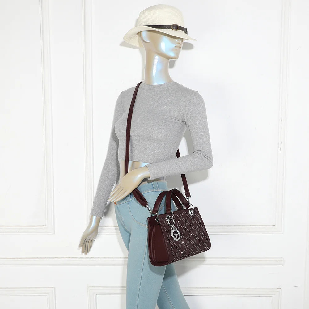 Sac Le Sélène bordeaux porté par une femme, à la main ou à l’épaule avec sa bandoulière amovible – réf. C-0169-9