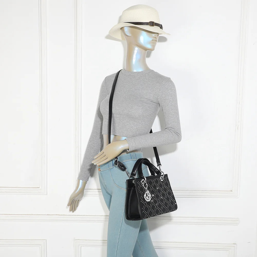 Sac Le Sélène noir porté par une femme, à la main ou à l’épaule avec sa bandoulière amovible – réf. C-0169-9