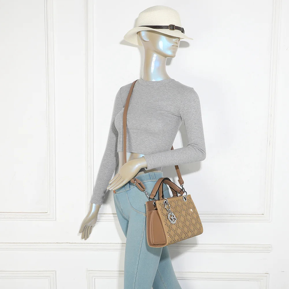 Sac Le Sélène taupe foncé porté par une femme, à la main ou à l’épaule avec sa bandoulière amovible – réf. C-0169-9