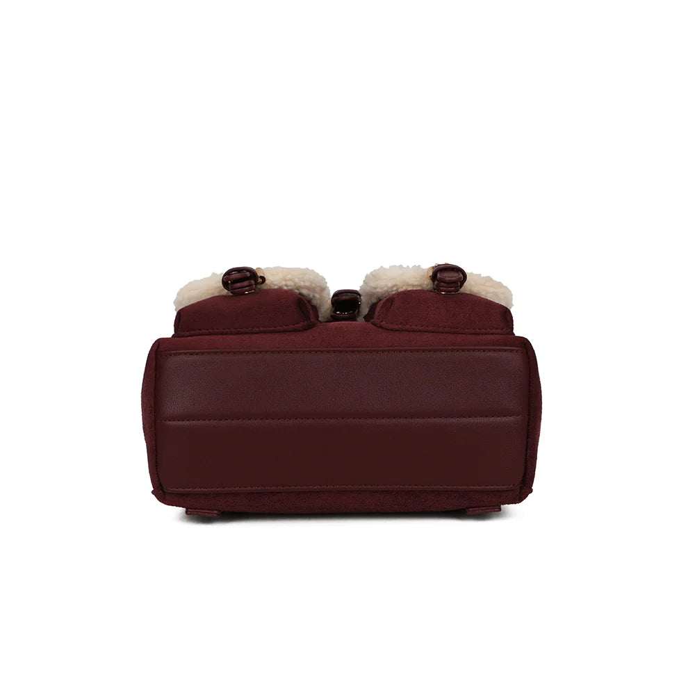 Dessous du sac Le Sherpa bordeaux, format compact de 23 × 10 cm pour les essentiels du quotidien – réf. A-9174