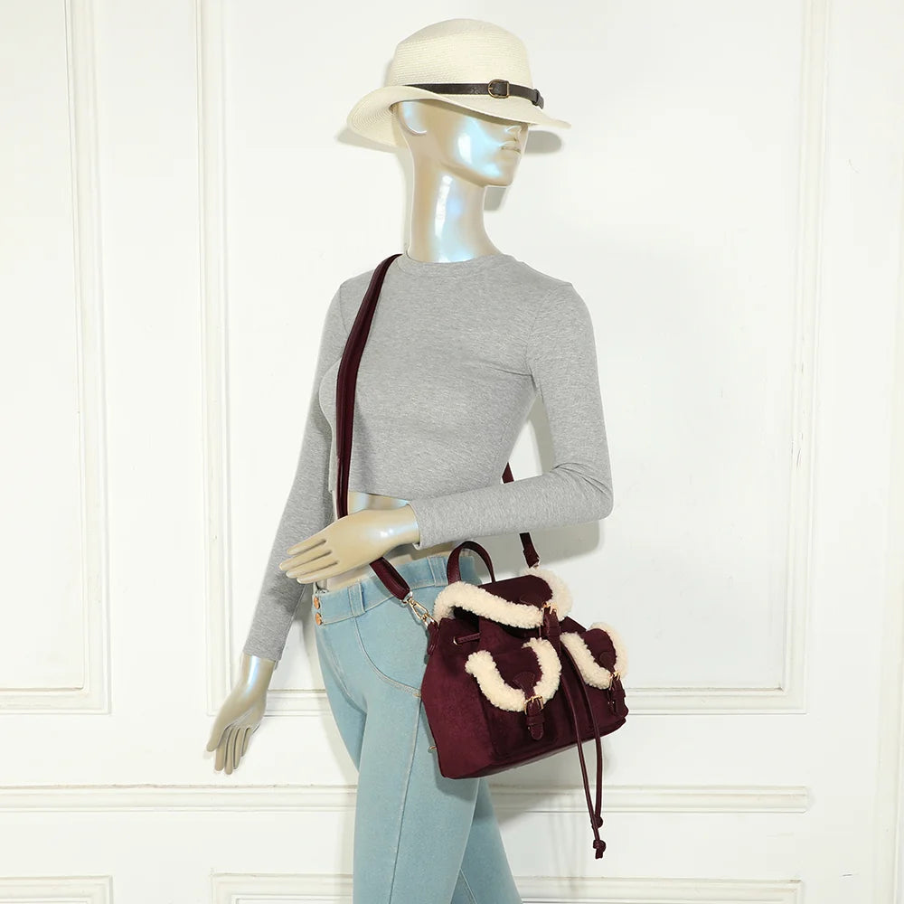 Le Sherpa bordeaux porté par une femme, bandoulière amovible et bordures douces effet mouton – réf. A-9174