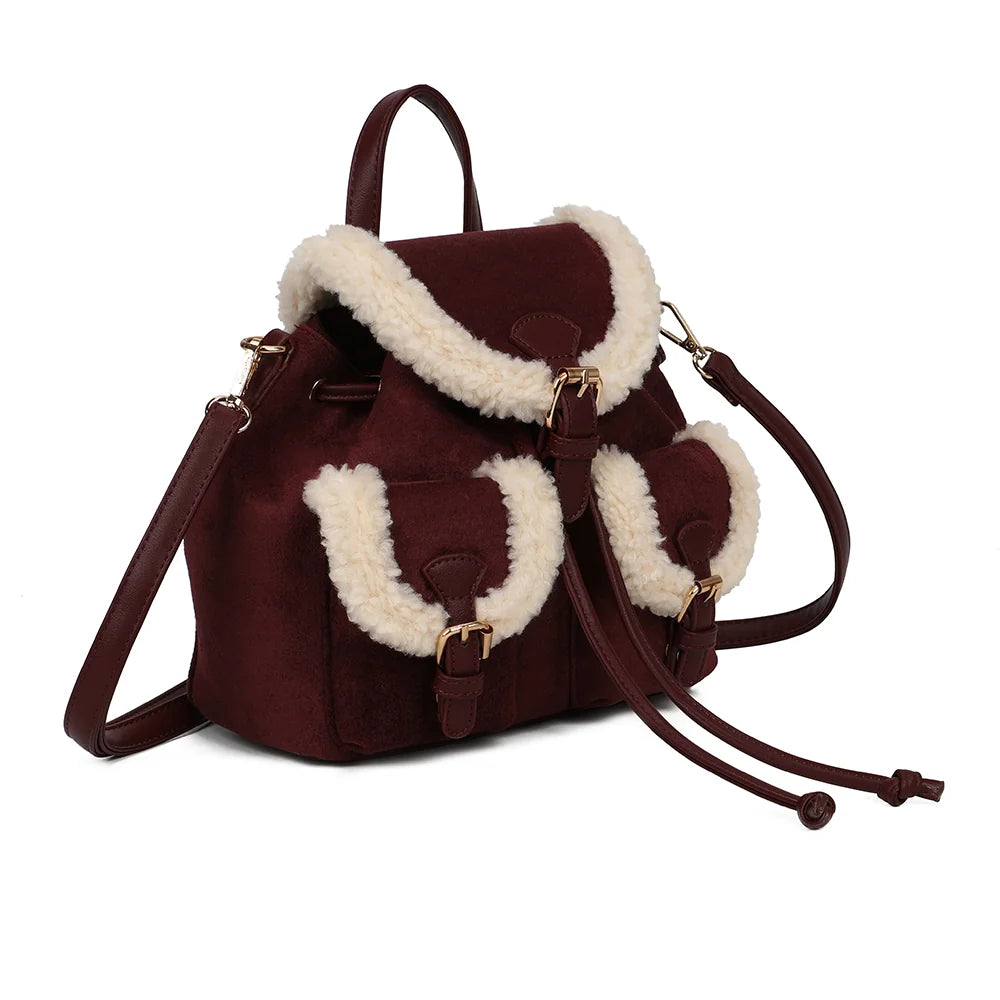 Le Sherpa bordeaux vu de trois quarts : rabat bordé effet mouton, boucles dorées et lien de serrage – réf. A-9174