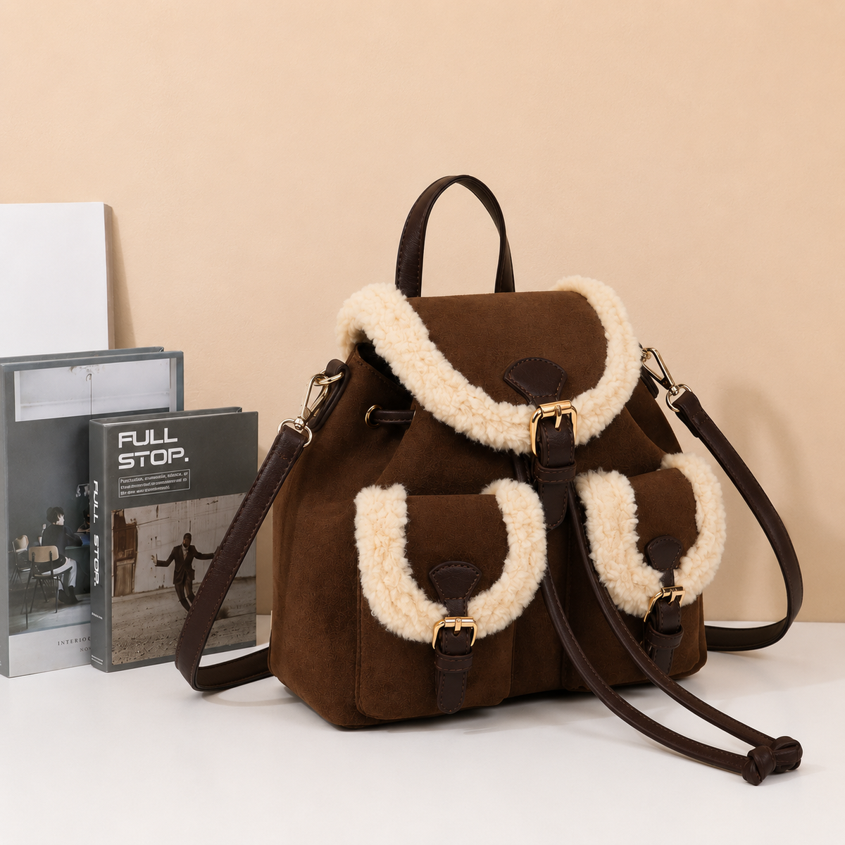Sac à main Le Sherpa coloris Coffee mis en scène dans un décor d’ambiance – visuel d’ambiance créé avec l’IA – Gallantry Paris